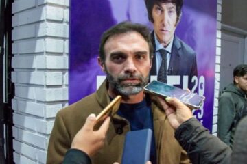 Un senador libertario agredió a policías que lo detuvieron por manejar borracho