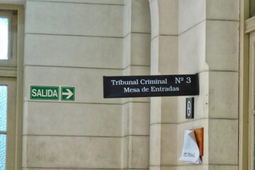 Piden 15 años de prisión para expolicía por abusar de la hija de su pareja en Bahía y Necochea