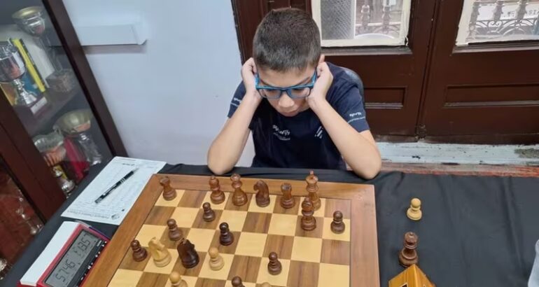 Otro hito para Faustino Oro: venció al n° 2 del ajedrez mundial en una partida de 3 minutos Otro hito para Faustino Oro: venció al n° 2 del ajedrez mundial en una partida de 3 minutos