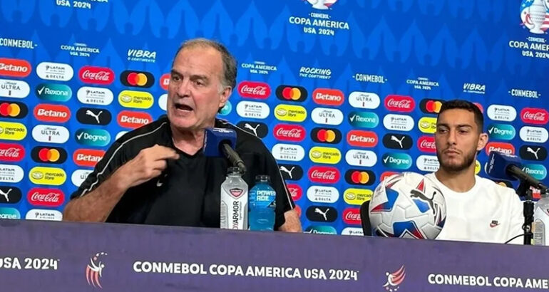 Bielsa destrozó a la Conmebol y EE.UU. y bancó a sus jugadores de Uruguay tras los incidentes Bielsa destrozó a la Conmebol y EE.UU. y bancó a sus jugadores de Uruguay tras los incidentes