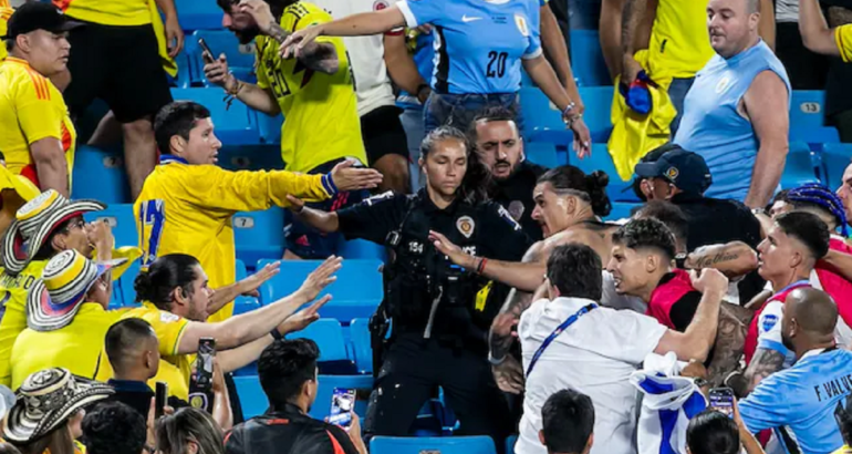 Escándalo en la Copa América: Jugadores de Uruguay a las piñas con hinchas Colombianos Escándalo en la Copa América: Jugadores de Uruguay a las piñas con hinchas Colombianos