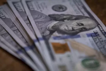 El dólar blue se desplomó y ya es más barato que el MEP