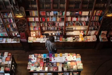 Librerías en alerta por la baja del consumo y la presión del Gobierno para derogar una ley que las protege