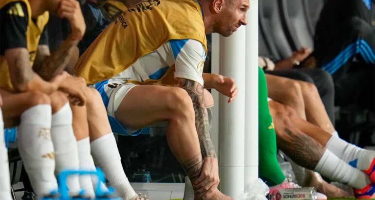 Messi sufrió una lesión en el ligamento del tobillo derecho Messi sufrió una lesión en el ligamento del tobillo derecho
