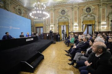 Kicillof: “Cumplimos nuestros compromisos porque asumimos la tarea de acompañar y proteger al pueblo de la provincia”