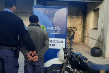 Detienen a un Joven en Santa Rosa por conducir una Moto robada en Macachín