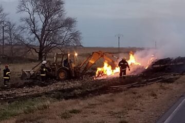 Ruta 33: Se incendió la carga de rollos de pasto de un transporte cerca de Espartillar