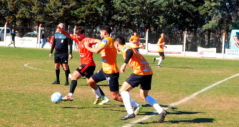 Independiente empató en Puan y es líder, a Deportivo se le escapó sobre el final en Rivera Independiente empató en Puan y es líder, a Deportivo se le escapó sobre el final en Rivera