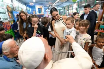 El Papa se mete en el escándalo por las visitas libertarias a genocídas y sale en apoyo a las víctimas de Astiz