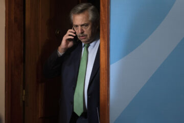 Ordenan seguir con la investigación por la negociación de vacunas durante el gobierno de Alberto
