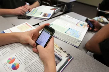 Celulares en el aula: la Provincia de Buenos Aires sostendrá su uso en las escuelas