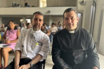 Echaron al cura que organizó la reunión de diputados libertarios con genocídas