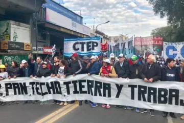 «Paz, pan, tierra, techo y trabajo»: la CGT y los movimientos sociales se movilizan a Plaza de Mayo