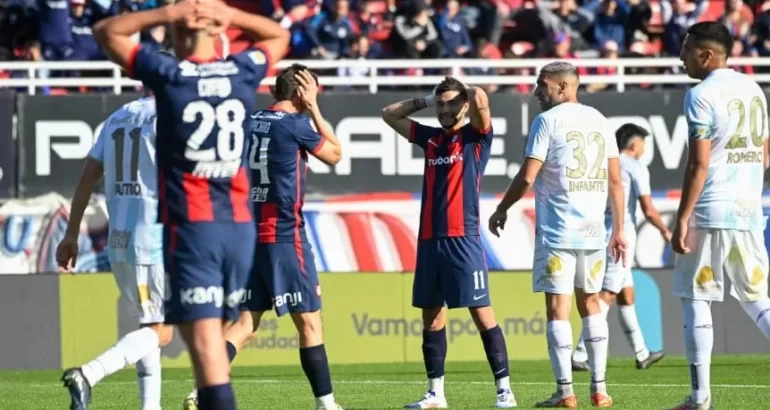 San Lorenzo cayó en la última jugada ante Atlético Tucumán y se hundió en la Liga San Lorenzo cayó en la última jugada ante Atlético Tucumán y se hundió en la Liga