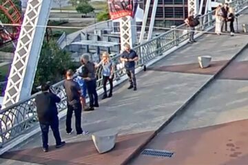 Bon Jovi evitó que una mujer saltara de un puente en Nashville Bon Jovi evitó que una mujer saltara de un puente en Nashville
