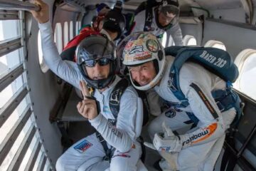 Dos paracaidistas argentinos rompieron un récord mundial con un salto nocturno desde la estratósfera Dos paracaidistas argentinos rompieron un récord mundial con un salto nocturno desde la estratósfera
