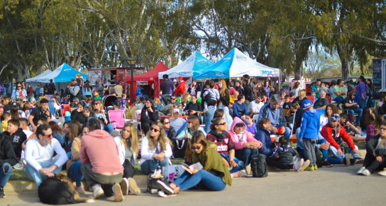 Carhué celebra la llegada de la primavera en el Frente Costero Carhué celebra la llegada de la primavera en el Frente Costero