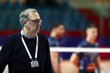 El entrenador de la Selección de vóley aseguró que «el deporte argentino es un milagro»