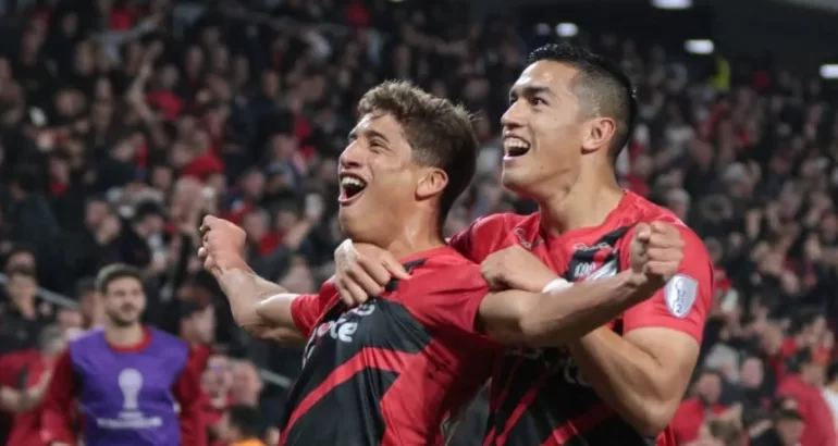 Racing perdió con Paranaense en Brasil y se jugará todo en la revancha Racing perdió con Paranaense en Brasil y se jugará todo en la revancha