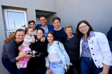 Kicillof entregó 18 viviendas a familias de Tres Lomas
