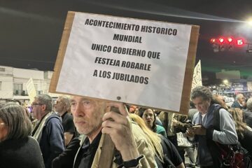 Mientras el gobierno festejó con asado junto a sus «héroes», jubilados se manifestaron afuera de Olivos Mientras el gobierno festejó con asado junto a sus «héroes», jubilados se manifestaron afuera de Olivos