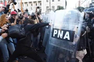 Más de 30 heridos frente al Congreso durante la protesta de jubilados contra el veto a la ley jubilatoria
