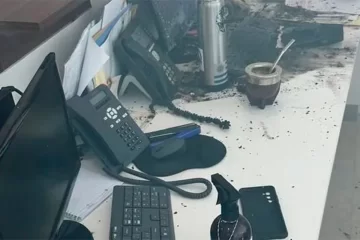 Así quedó la oficina donde explotó el paquete sospechoso enviado a Pino en La Rural Así quedó la oficina donde explotó el paquete sospechoso enviado a Pino en La Rural