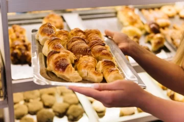 El Gobierno gasta $16 millones en medialunas y pancitos para los desayunos de Casa Rosada y Olivos