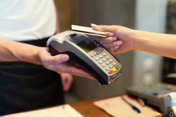 Desde hoy los comercios podrán recibir pagos en dólares con tarjeta de débito