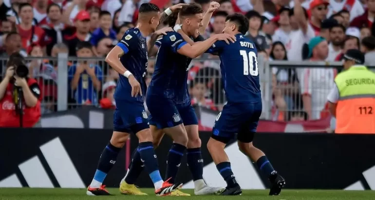 Talleres dio el golpe ante River y le sacó el invicto a Gallardo Talleres dio el golpe ante River y le sacó el invicto a Gallardo
