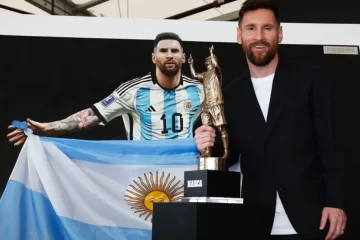 Messi recibió el premio al jugador con más títulos en la historia