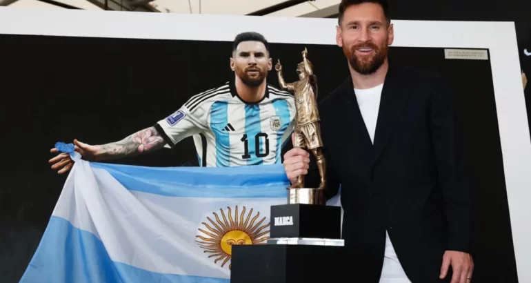 Messi recibió el premio al jugador con más títulos en la historia Messi recibió el premio al jugador con más títulos en la historia