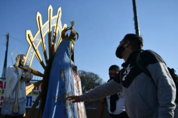 Miles de fieles peregrinan a Luján para pedirle y agradecerle a la Virgen