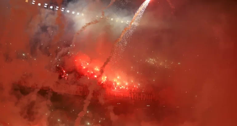 Clausuraron El Monumental por el uso de bengalas y fuegos artificiales ante Atlético Mineiro Clausuraron El Monumental por el uso de bengalas y fuegos artificiales ante Atlético Mineiro