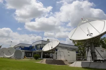 El Gobierno anunció la privatización de los megahertz de Arsat y Telecom, y que los diarios papel pagarán IVA