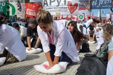 Universitarios y médicos le hicieron RPC a la educación y la salud pública en Plaza de Mayo Universitarios y médicos le hicieron RPC a la educación y la salud pública en Plaza de Mayo