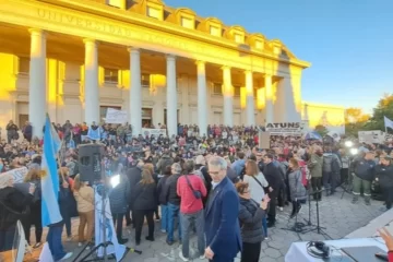 Para el Gobierno la marcha universitaria es política: «no existe pobreza en esos sectores”
