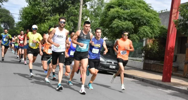 Cristian Cabrera y Natalia Velázquez, ganadores del 6K en Santa Rosa Cristian Cabrera y Natalia Velázquez, ganadores del 6K en Santa Rosa