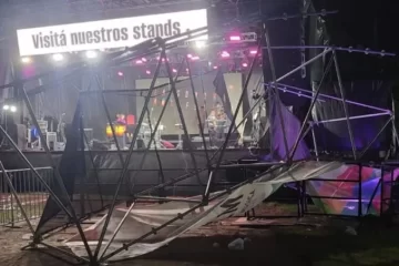 Santa Fe: una mujer murió tras el derrumbe de un escenario debido a los fuertes vientos Santa Fe: una mujer murió tras el derrumbe de un escenario debido a los fuertes vientos