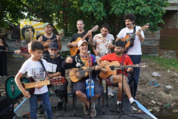 Manu Chao visitó la casa de Maradona en Fiorito y tocó para los vecinos