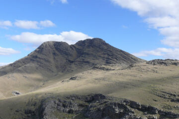 Rescataron a un montañista que se fracturó mientras subía el cerro Tres Picos