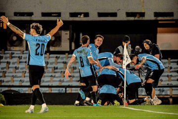En un partidazo, Uruguay le ganó agónicamente a Colombia por las Eliminatorias