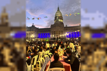 La cena navideña frente al Congreso albergó a decenas de personas en situación de calle