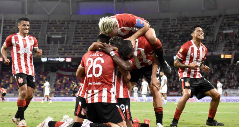 Estudiantes goleó a Vélez y alzó el Trofeo de Campeones Estudiantes goleó a Vélez y alzó el Trofeo de Campeones