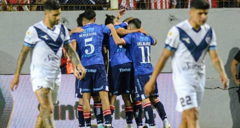 Vélez perdió con Unión y el torneo se define en la última fecha Vélez perdió con Unión y el torneo se define en la última fecha