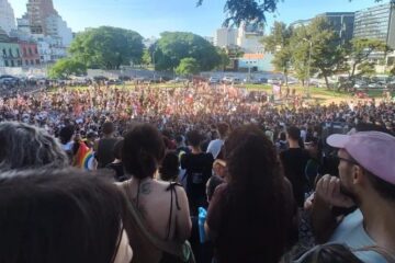 «Al closet no volvemos nunca más»: Masiva asamblea LGBTQ+en repudio a Milei