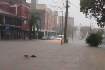 Un fuerte temporal azotó a Termas de Río Hondo y gran parte de la ciudad quedó bajo el agua Un fuerte temporal azotó a Termas de Río Hondo y gran parte de la ciudad quedó bajo el agua