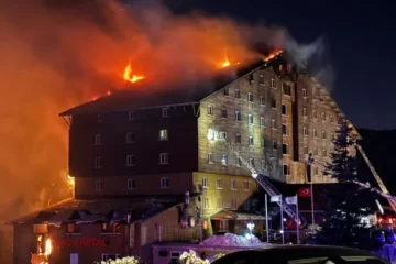 Tragédia en Turquía: Se incendió un hotel y hay al menos 66 muertos y más de 50 heridos