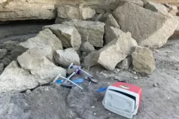 Milagro en Las Grutas: estaban en el mar cuando un derrumbe arrasó con sus pertenencias