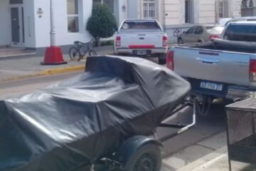 Insólito: circulaba por ruta 33 y encontró un tráiler con una moto de agua abandonado en Pigüé Insólito: circulaba por ruta 33 y encontró un tráiler con una moto de agua abandonado en Pigüé